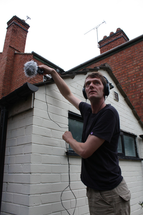 Ruben Kurschat durante una grabación en exteriores con un aparato de grabación profesional